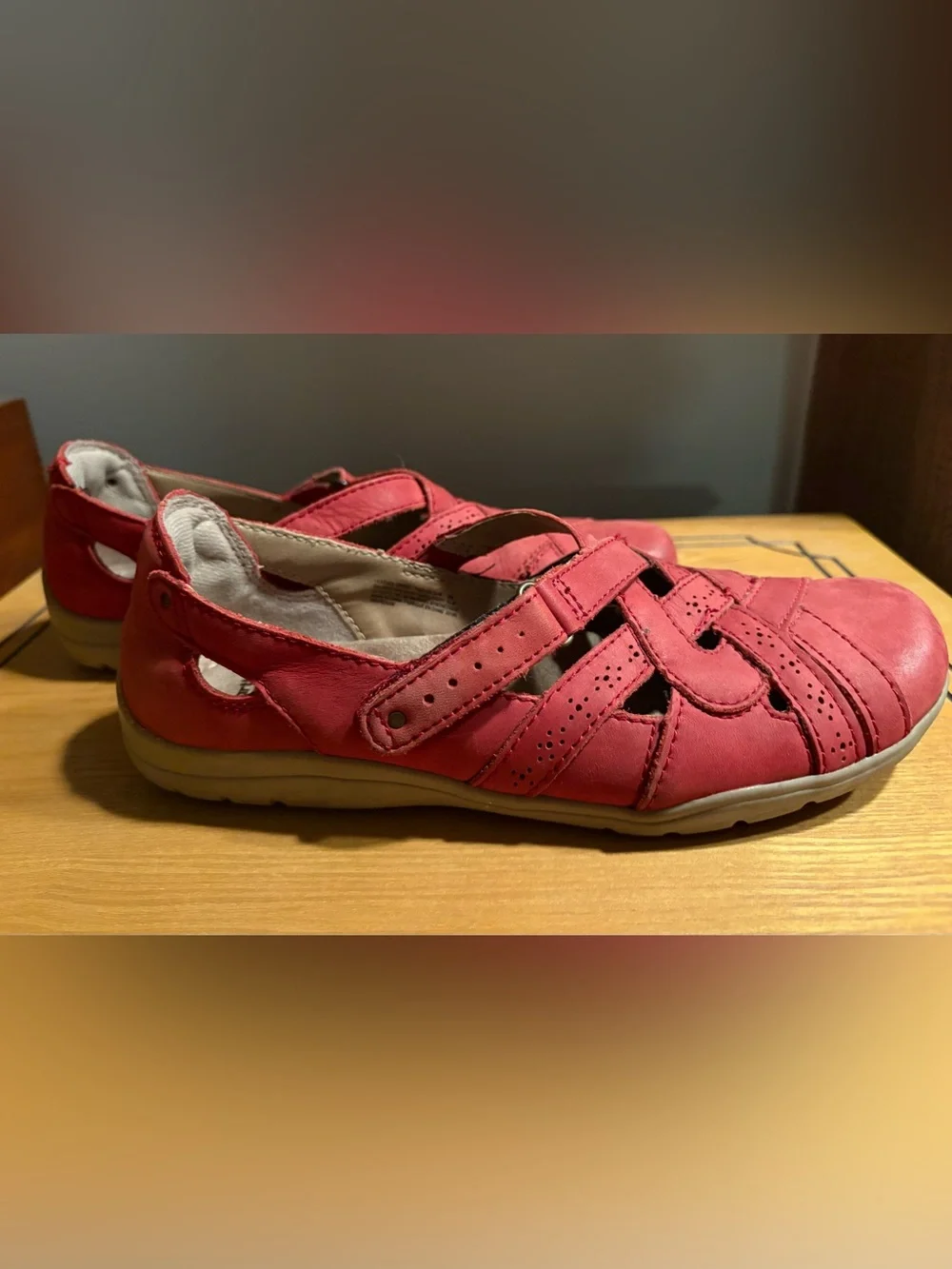 Earth Origins Red Leather Closed-Toe Flats